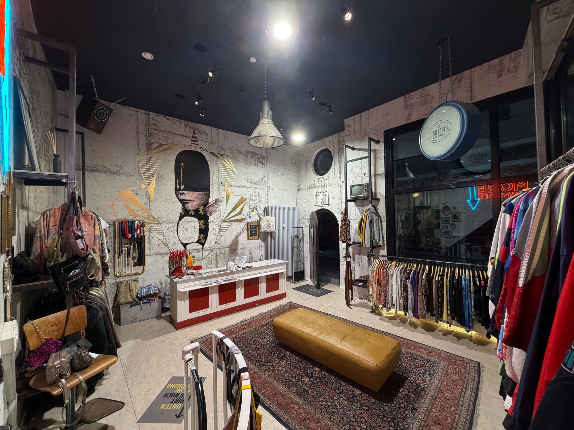 Lisbeths Erben Laden Innenansicht obere Etage auf Theke