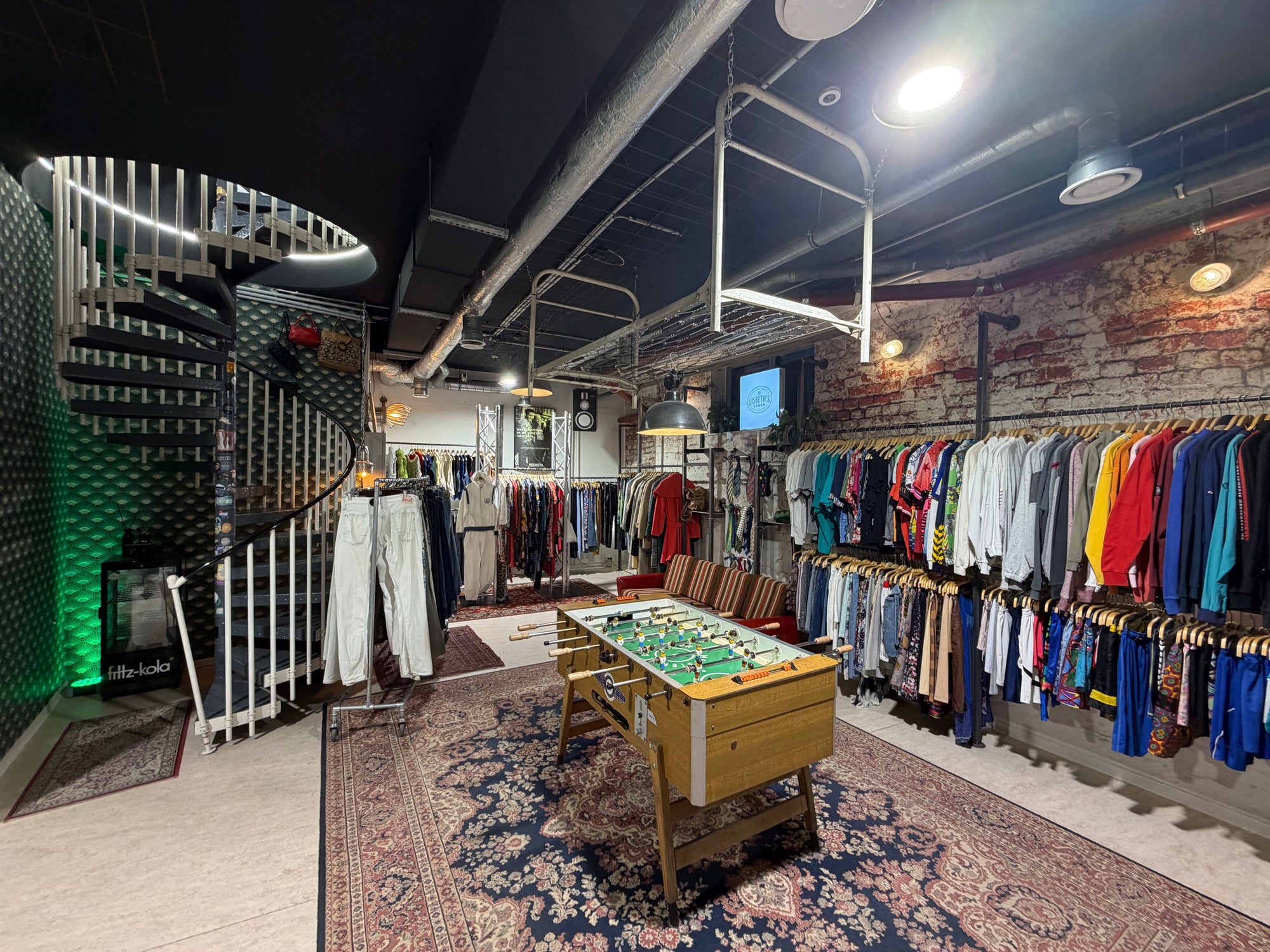 Lisbeths Erben Laden Innenansicht untere Etage Sicht auf Tischkicker und Treppe