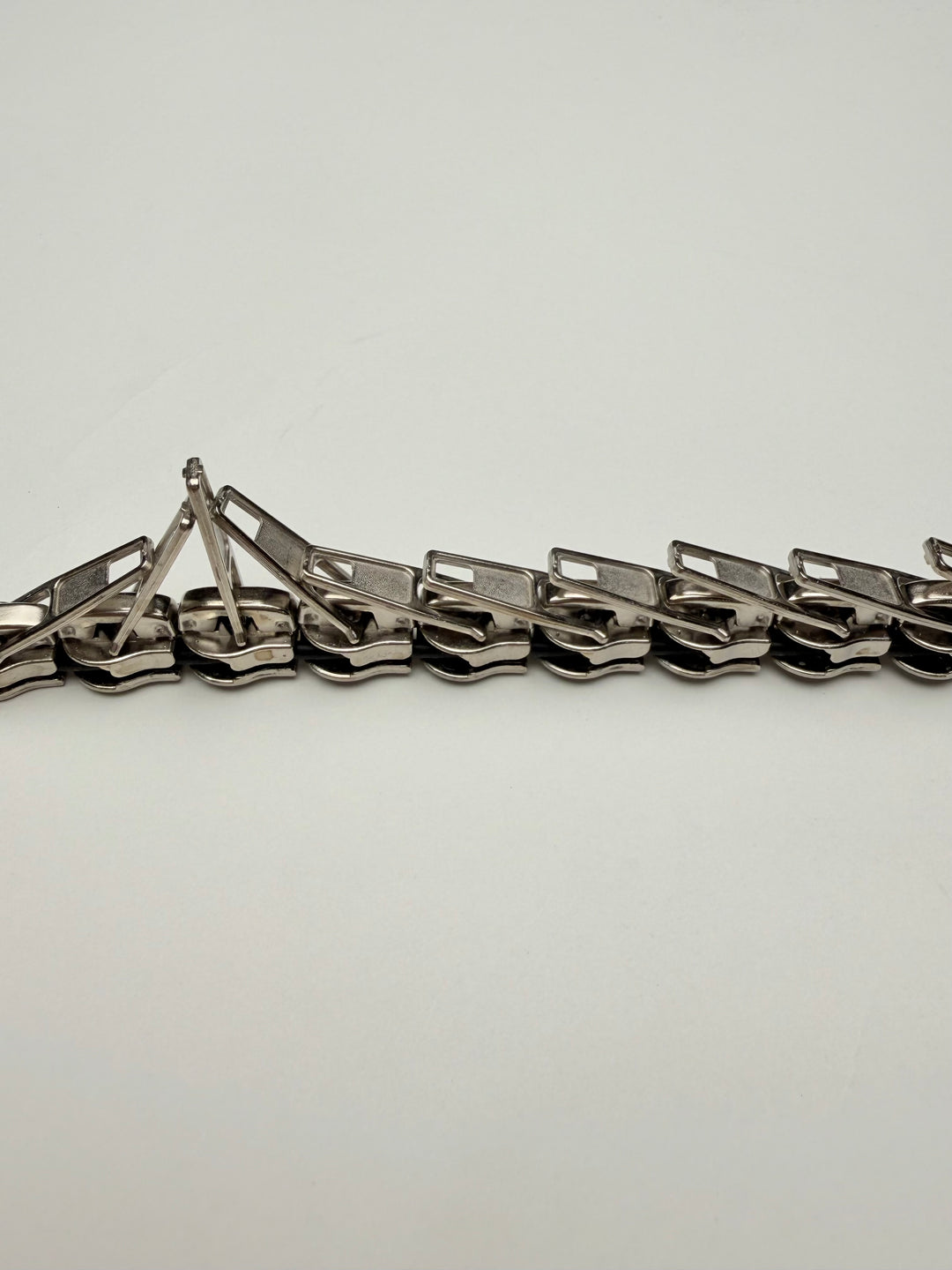Zipper-Chocker Halskette Silber Nahaufnahme
