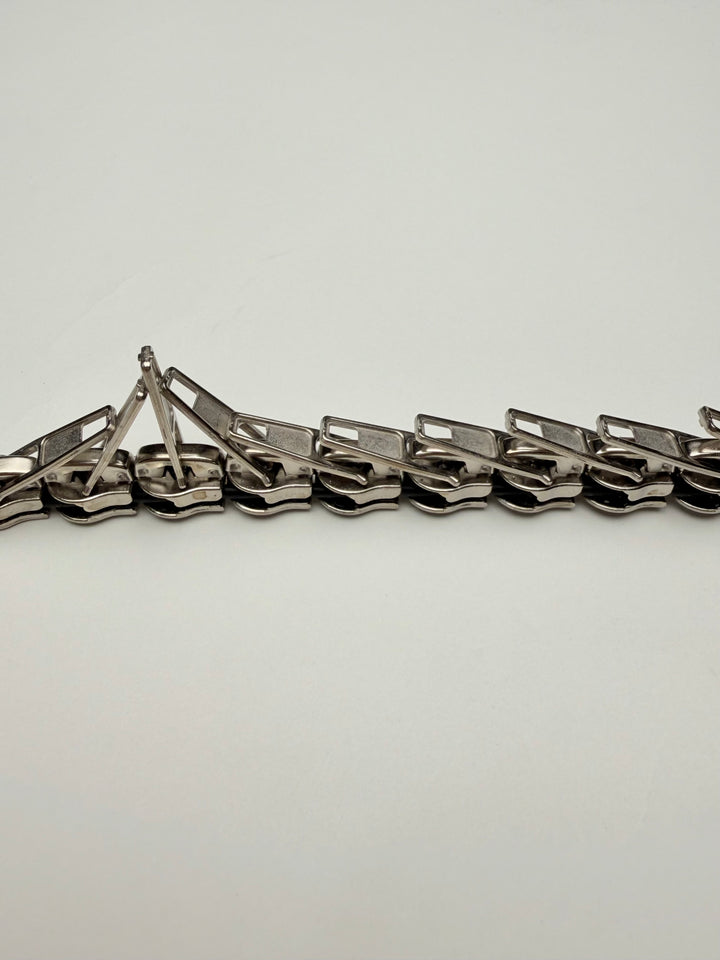 Zipper-Chocker Halskette Silber Nahaufnahme
