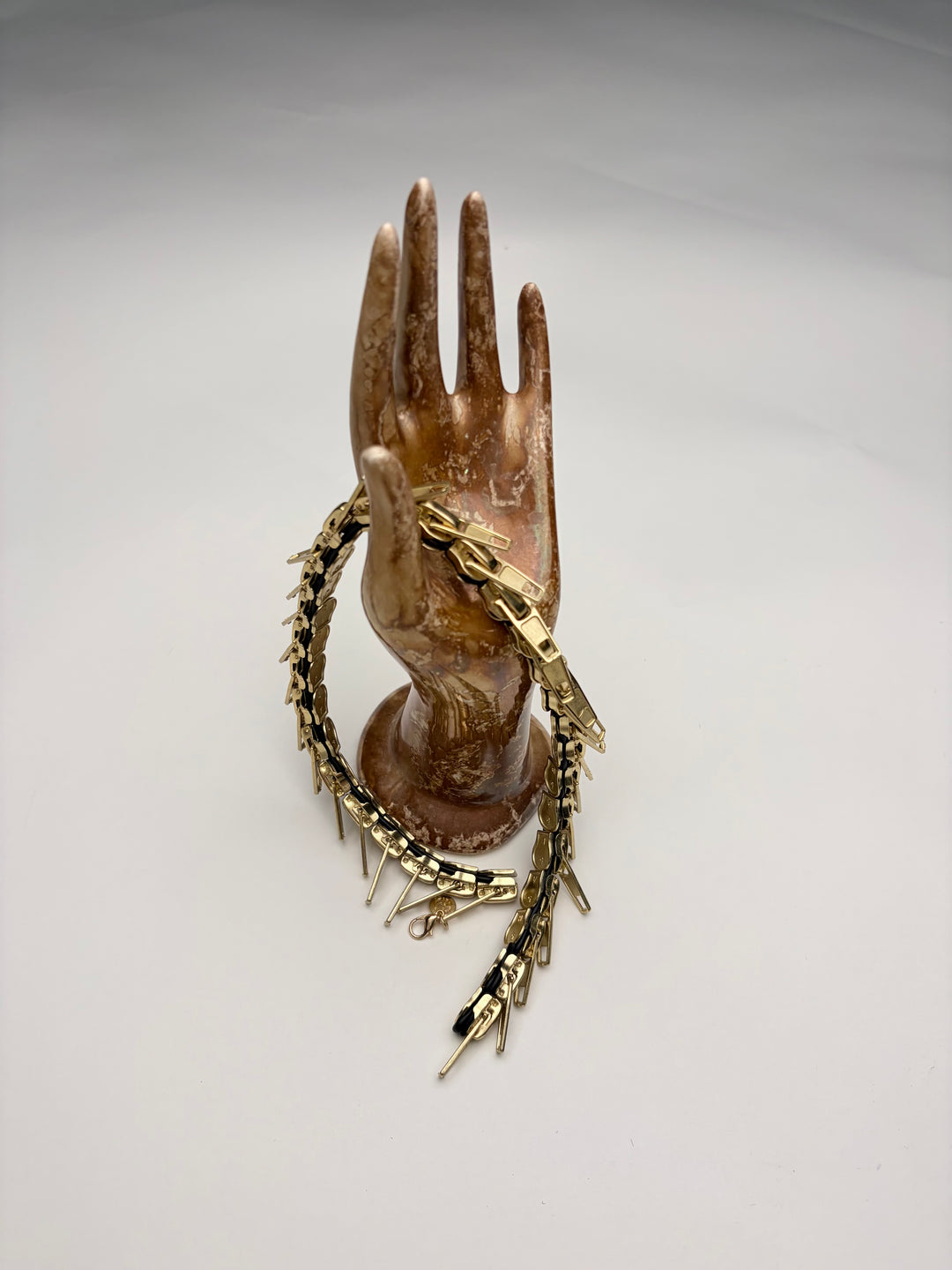 Zipper-Chocker Halskette Gold mit Deko Hand