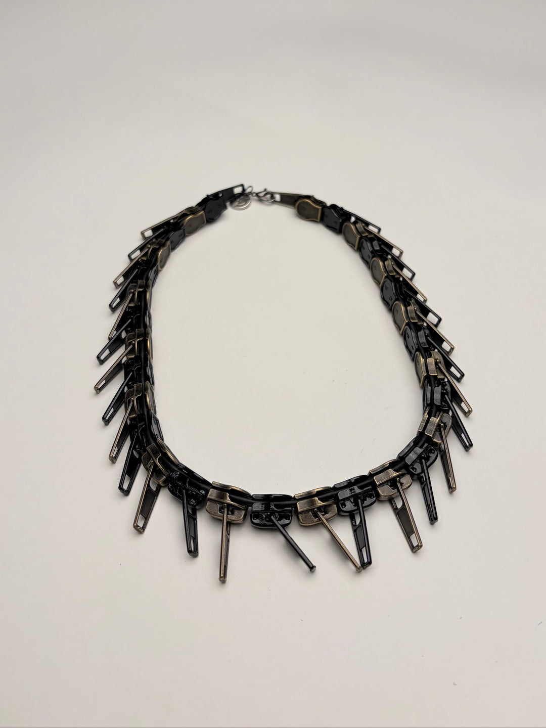 Zipper-Chocker Halskette Altmessing/ Schwarz von Oben
