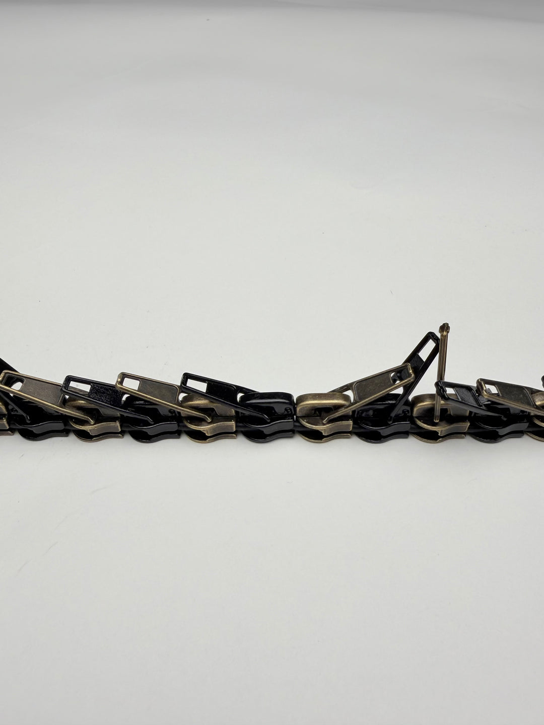 Zipper-Chocker Halskette Altmessing/ Schwarz Nahaufnahme