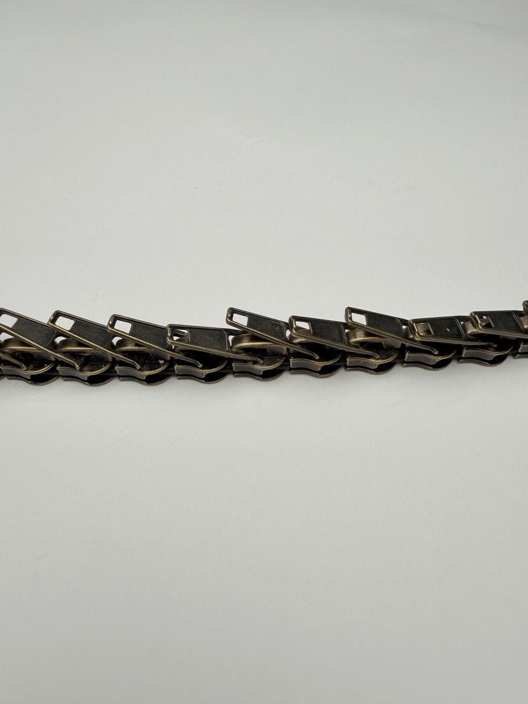 Zipper-Chocker Halskette Altmessing Nahaufnahme