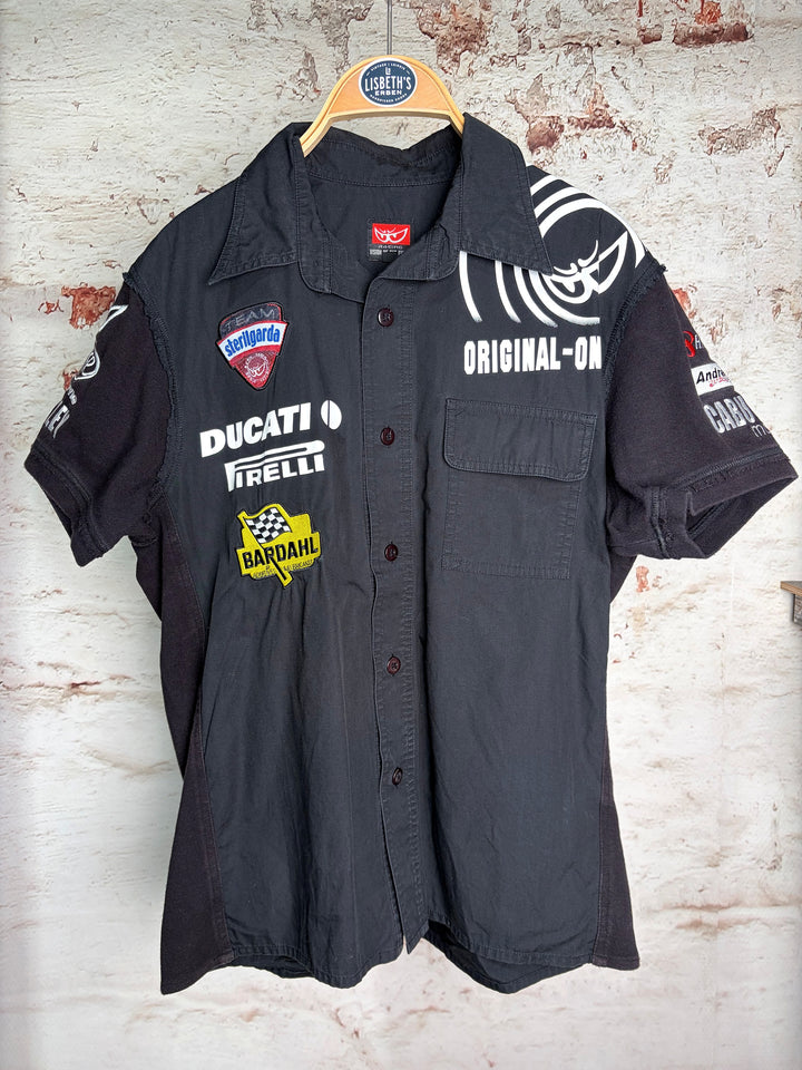 Schwarzes Racing Pit Crew Hemd mit Motorsport-Patches Vorderansicht
