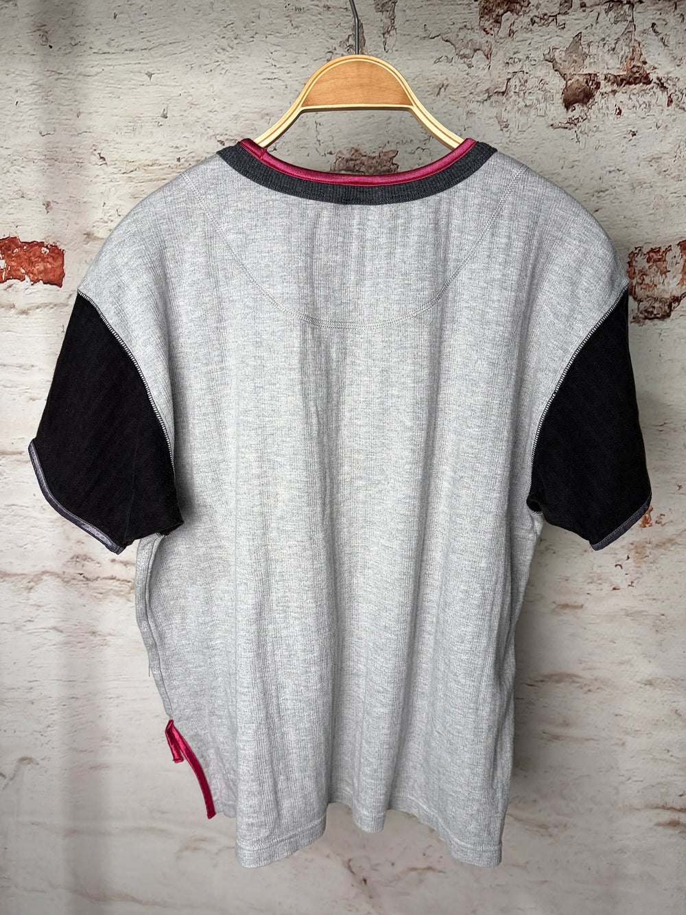 Nike Sport T-Shirt hellgrau schwarz pink Rückansicht
