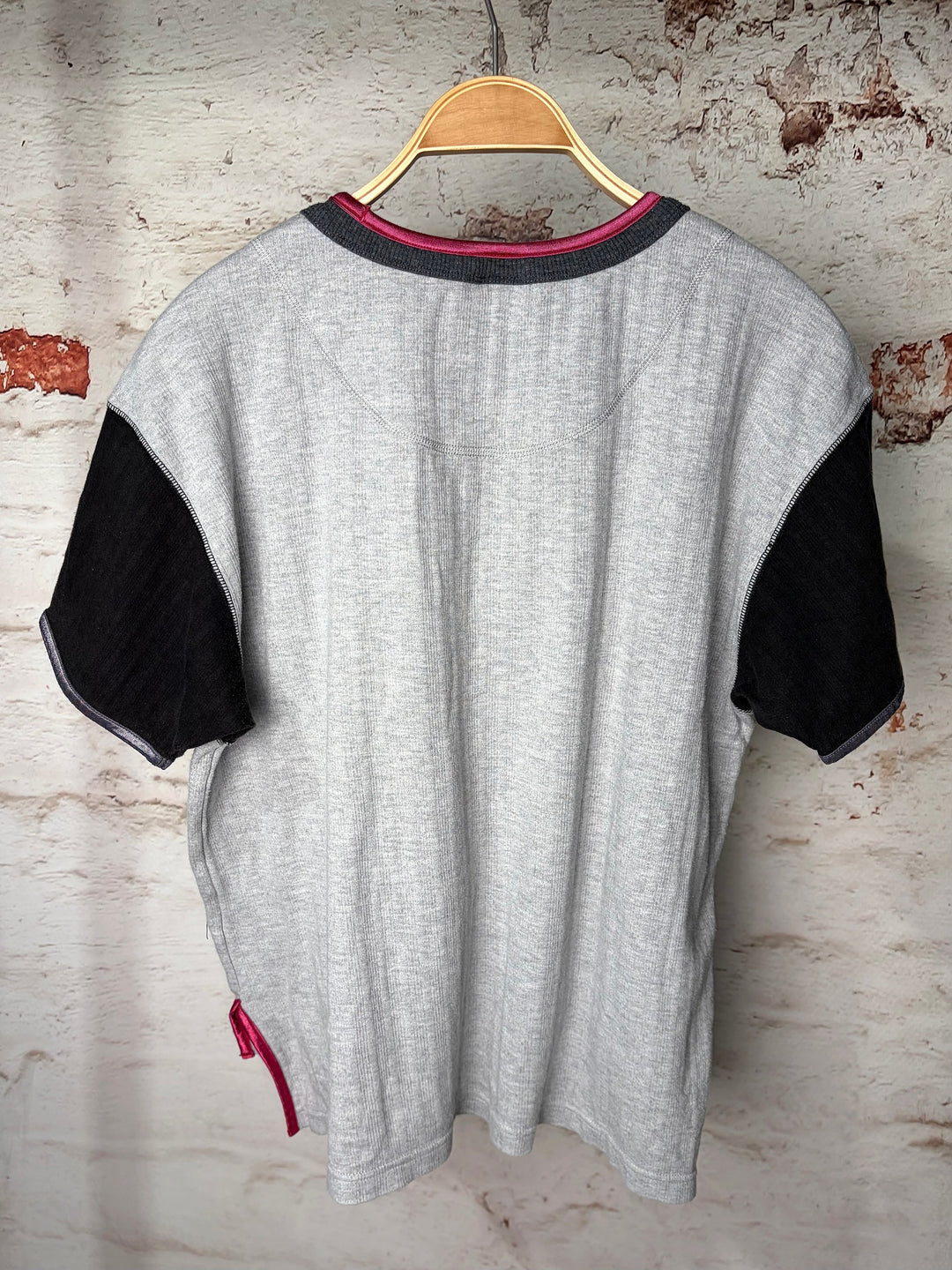 Nike Sport T-Shirt hellgrau schwarz pink Rückansicht
