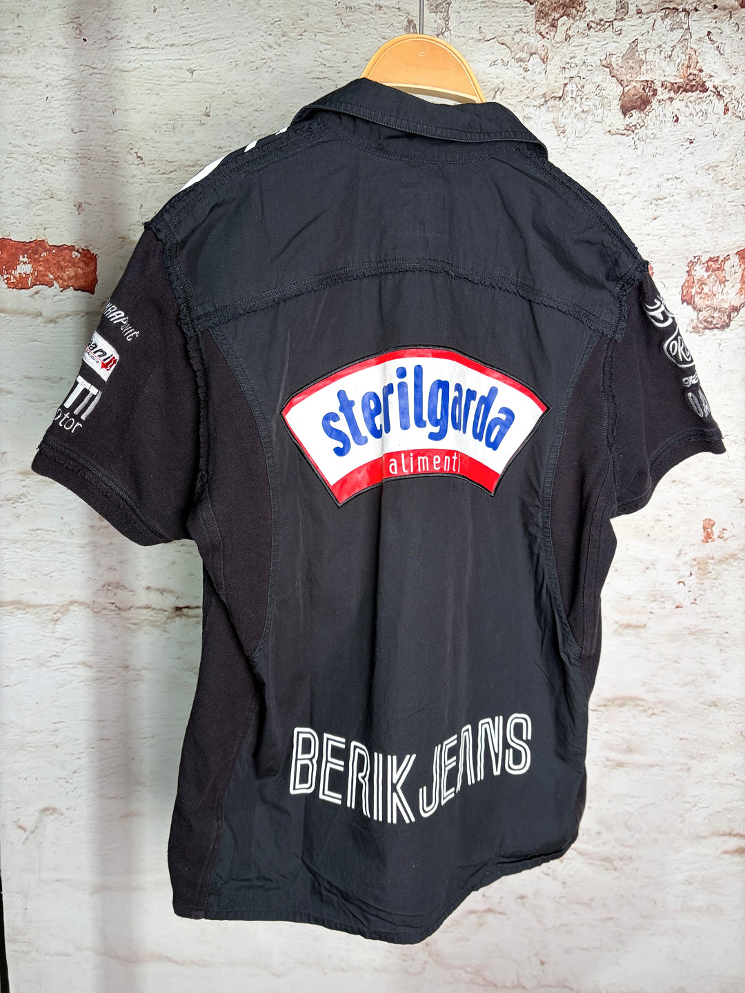 Schwarzes Racing Hemd Rückansicht mit Sterilgarda Patch