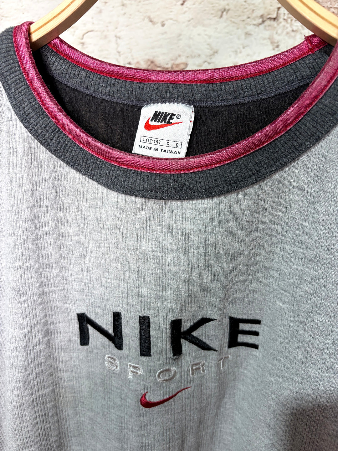 Nike Sport T-Shirt Detail Kragen und Logo