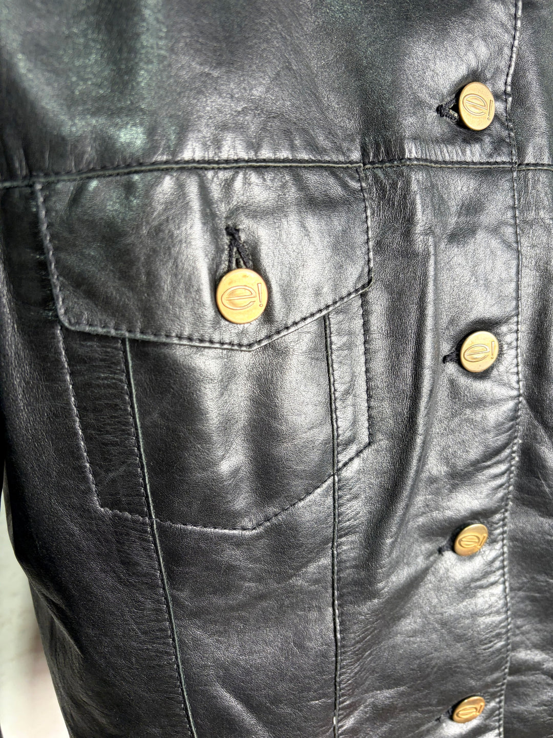 Xpensive Lederjacke Detail Brusttaschen und Knöpfe