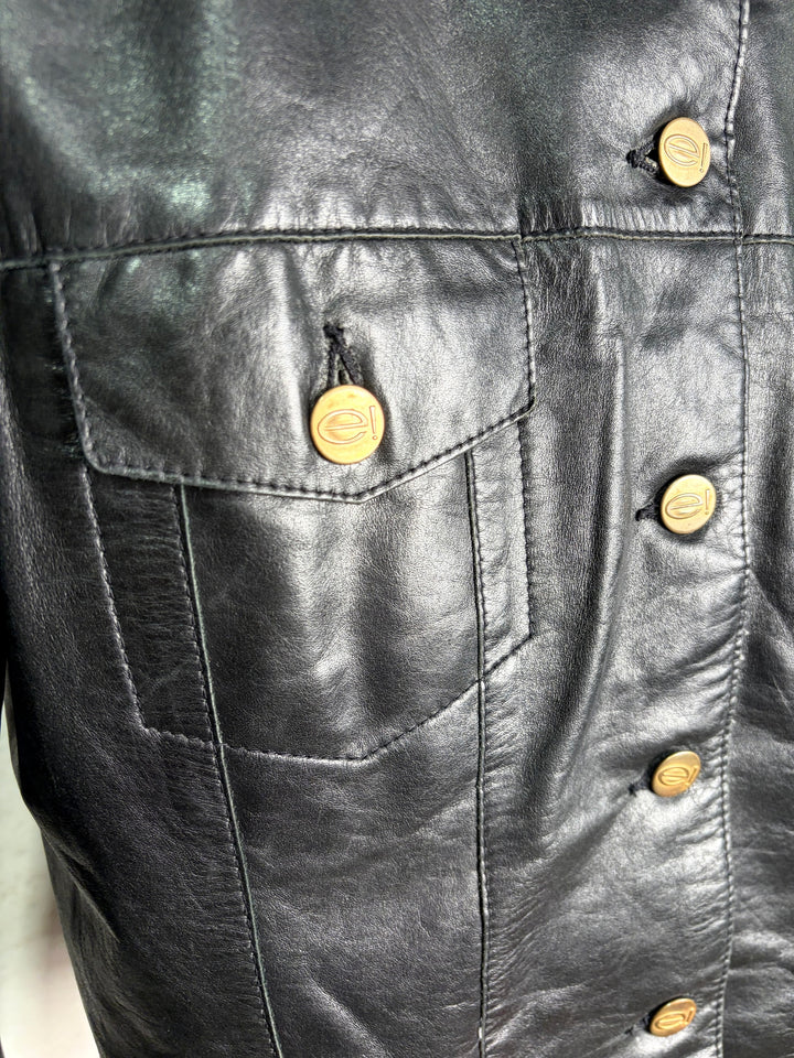 Xpensive Lederjacke Detail Brusttaschen und Knöpfe