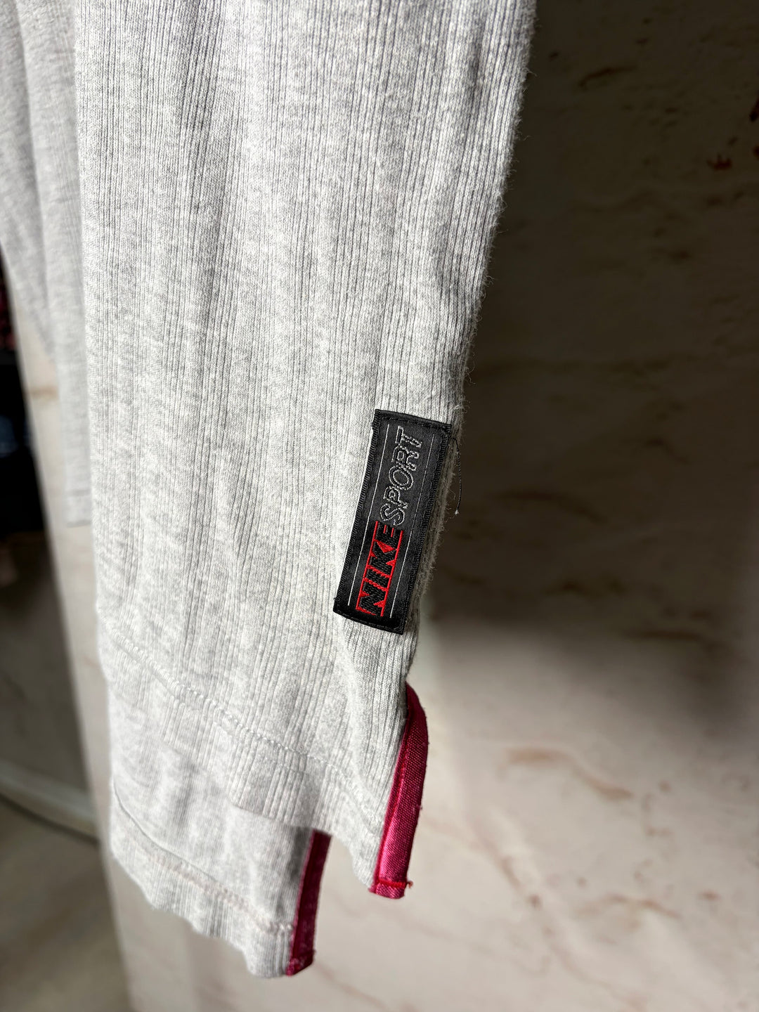 Nike Sport T-Shirt Detail Nike Sport Etikett am Saum