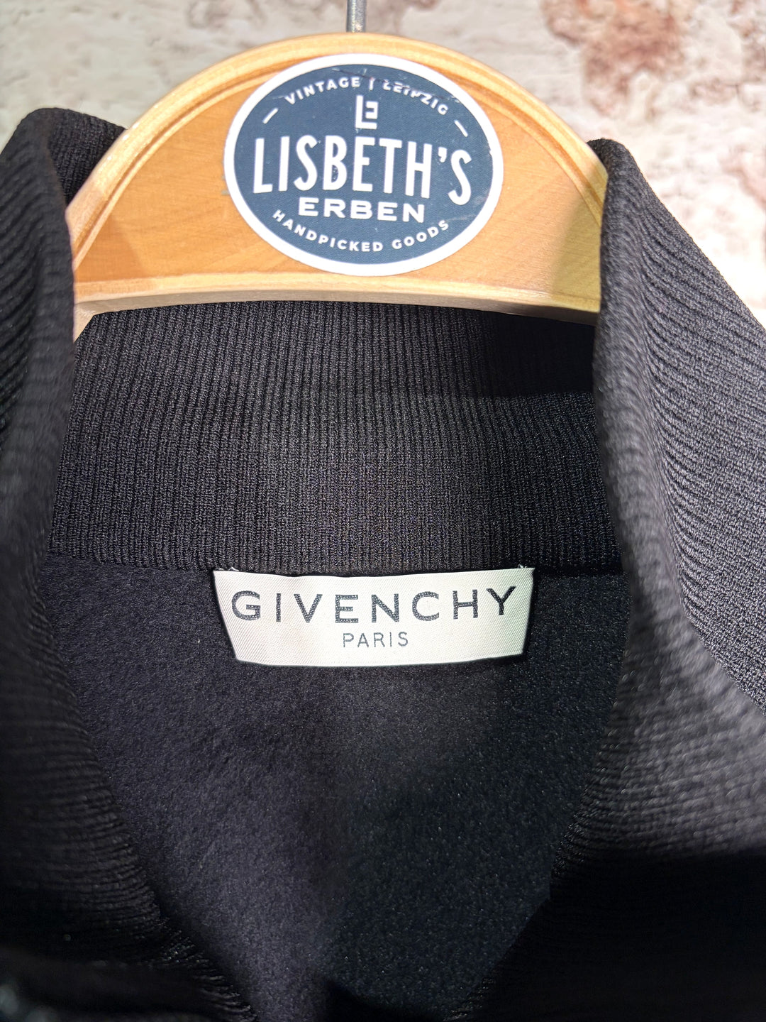 Givenchy Paris Markenlabel am Kragen