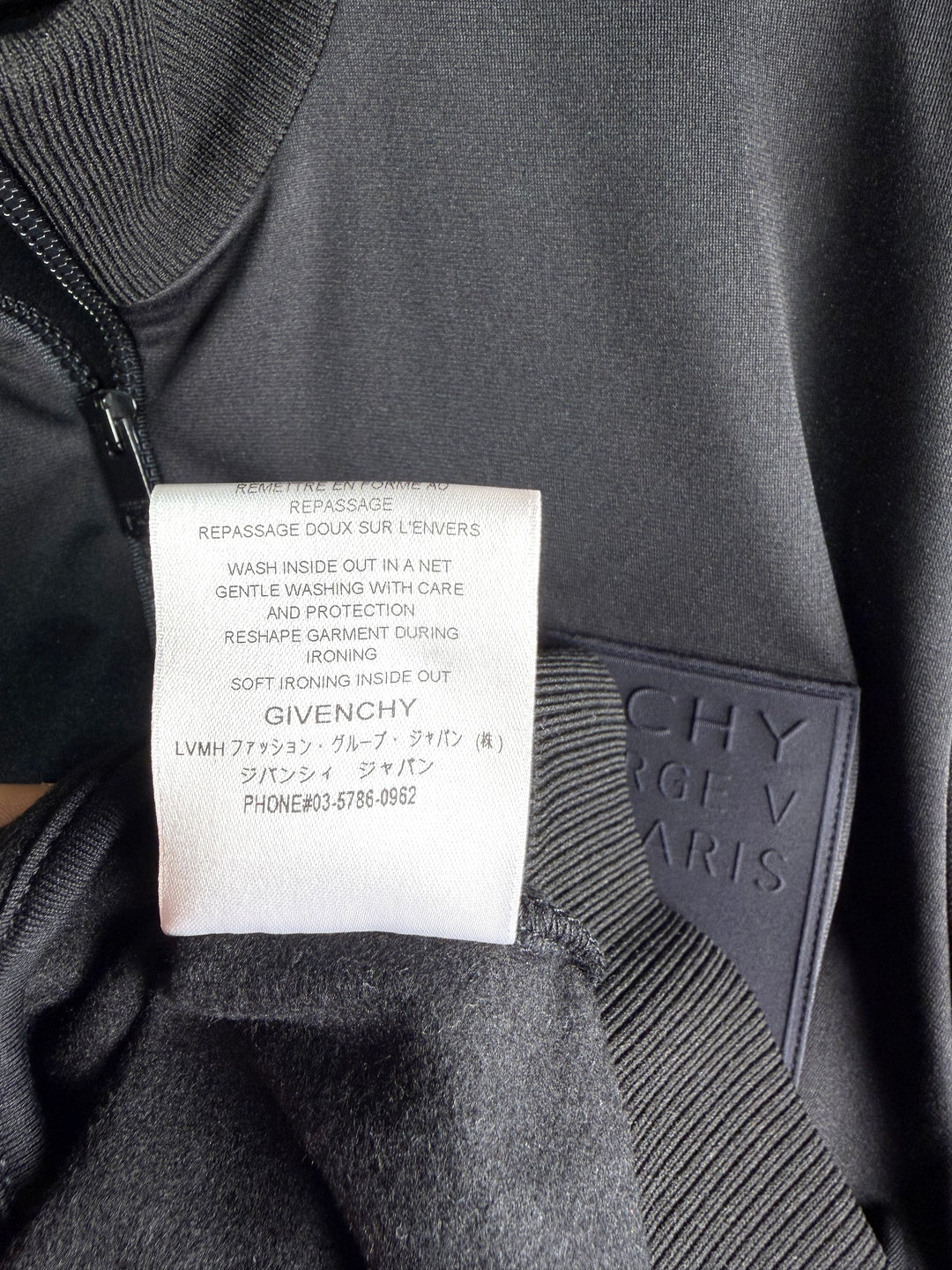 Givenchy Trainingsjacke Pflegeanleitung und Logo-Prägung